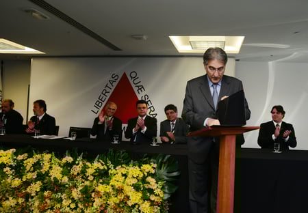 Juiz eleitoral absolve Fernando Pimentel de acusação de caixa dois