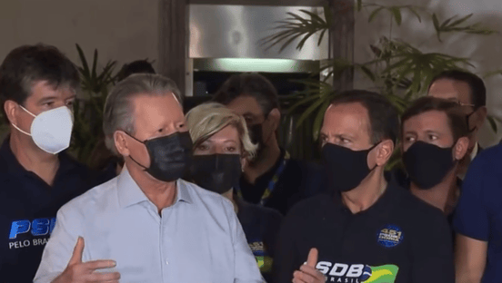 Arthur Virgílio diz que Aécio é maçã que está estragando bastante as outras