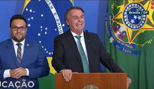 Em cerimônia, Bolsonaro faz piada sexual: “Só não como o que não tem”