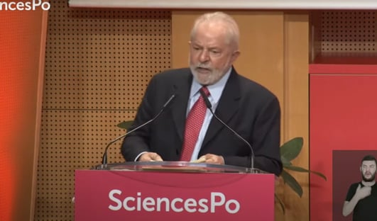 Na França, Lula diz que Moro “anda com vergonha na rua”