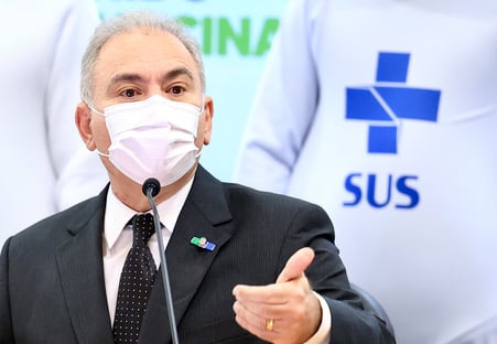 Queiroga anuncia chegada de 2 milhões de doses doadas pelos EUA