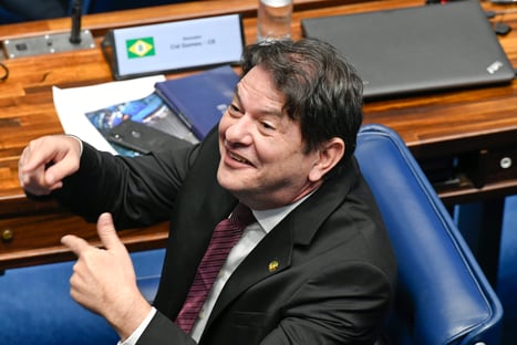 Você paga o combustível premium de Cid Gomes