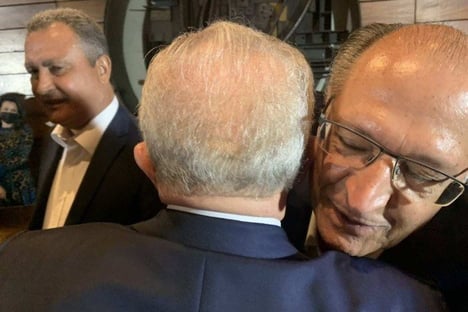 O momento ternura de Alckmin e Lula