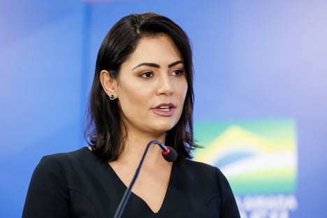 Aos pulinhos, Michelle festeja aprovação de Mendonça para o STF