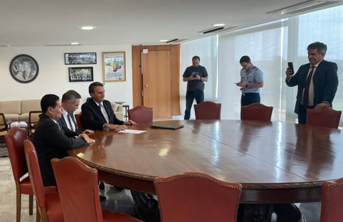 Bolsonaro assina nomeação de Mendonça