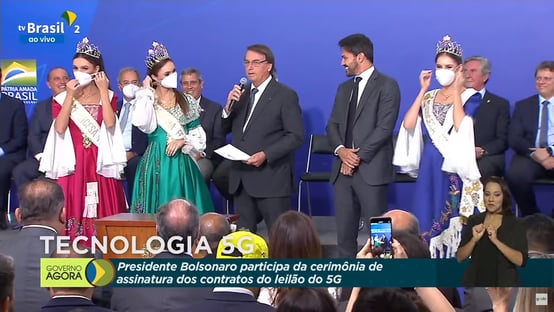Bolsonaro pede a rainha e princesas da Festa da Uva para tirarem a máscara