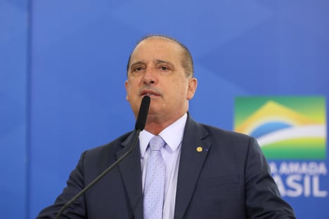 Onyx Lorenzoni participa de evento com foragido Allan dos Santos