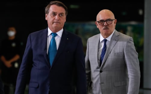 Bolsonaristas copiam lulistas e atacam juiz