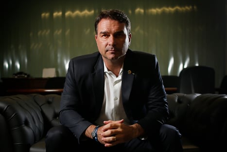 Você paga até a aproximação de Flávio Bolsonaro com “formadores de opinião”