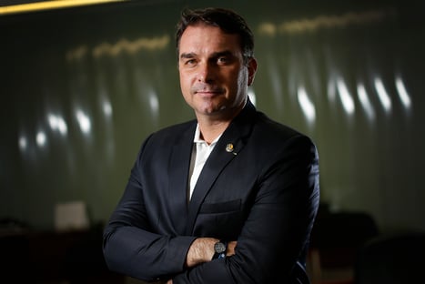 Flávio tenta justificar gastos de Bolsonaro com cartão corporativo: “Segurança”