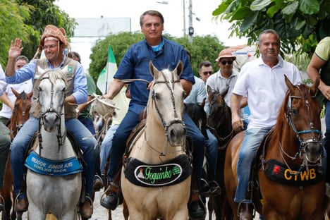 Bolsonaro escapa