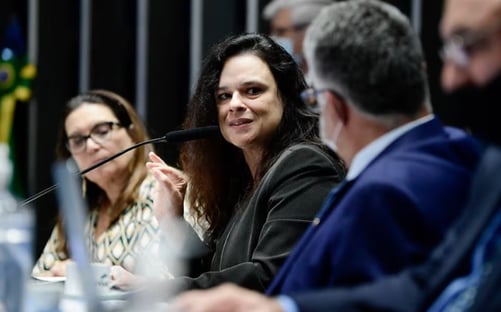 No Senado, médicos bolsonaristas dizem que vacinas causam câncer