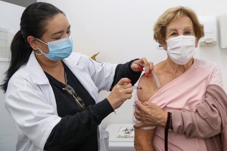 Mortes por Covid caem 83% no primeiro semestre