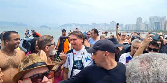 Bolsonaro passeia de jet-ski, ouve gritos de “mito” e “genocida”