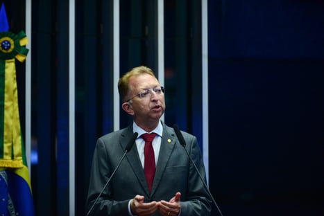 Deputado da Bancada da Bíblia mostra proximidade com pastor suspeito de lobby no MEC