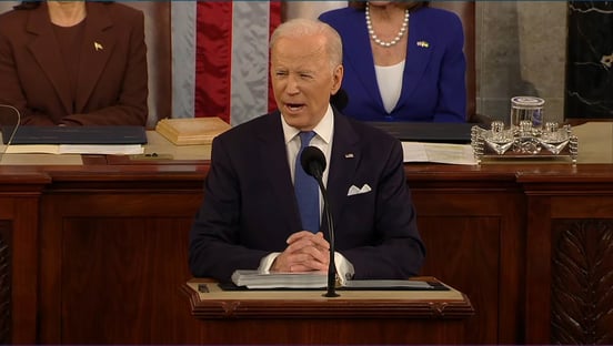 Biden sobe o tom e chama Putin de “ditador assassino”
