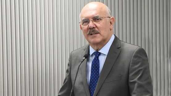 Arma de fogo de Milton Ribeiro dispara em aeroporto