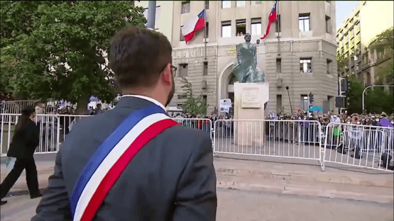 Ao tomar posse, Boric saúda estátua de Allende