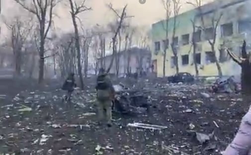 Russos destroem hospital infantil em Mariupol; há “crianças sob escombros”, diz Zelensky