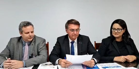 Bolsonaro se irrita com reportagens sobre licitação de ônibus