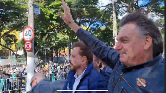 Bolsonaro participa de motociata em São Paulo e comete infração de trânsito