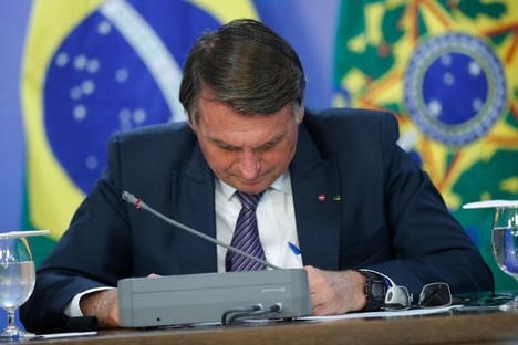 Bolsonaro diz que perdão a Daniel Silveira foi “exemplo” ao STF