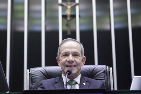 Autor de PEC sobre mensalidades em universidades públicas assinou carta contra cobrança