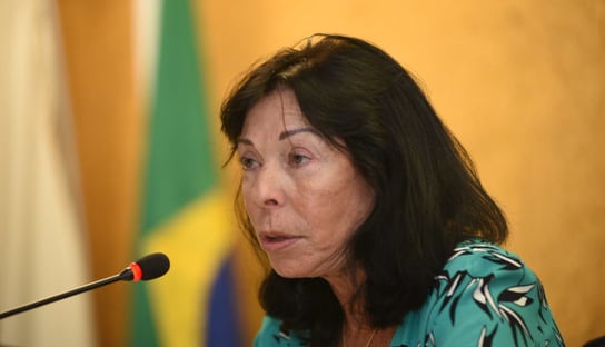Prestes a cair, conselheira da Petrobras cava espaço na Eletrobras