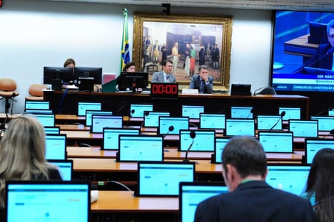 CCJ aprova PEC que anula aposentadoria para magistrado corrupto