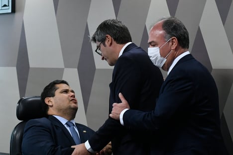Senado adia em uma semana a PEC das Embaixadas