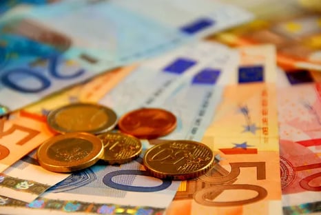 Euro se desvaloriza e chega a menor valor, em relação ao dólar, das últimas duas décadas