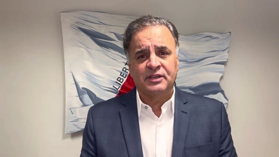 Vídeo: Aécio desiste de concorrer ao Senado