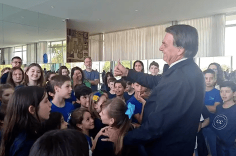 Bolsonaro ataca Lula em conversa com crianças: “O sem dedinho faz mal”
