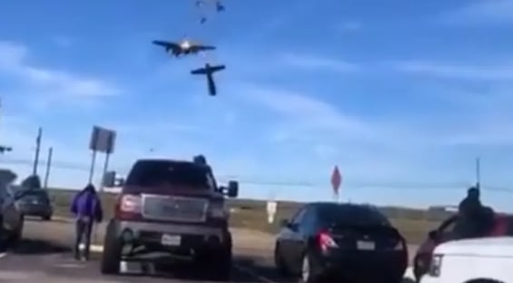 Aviões se chocam no ar em show aéreo no Texas; veja vídeo