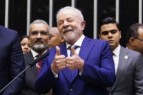 Urgente: 30 deputados protocolam pedido de impeachment de Lula