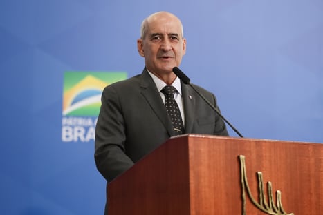 Sem alarde, mais um ministro de Bolsonaro toma vacina