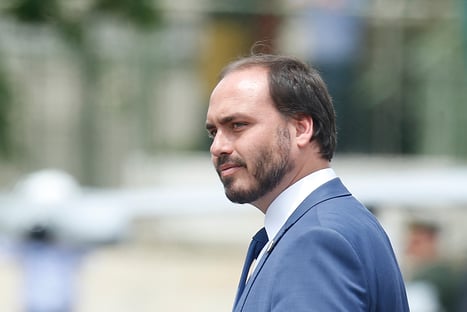 Carlos Bolsonaro aciona MP para liberar circulação em praias no Rio