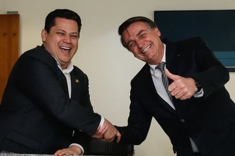 Ao lado de Bolsonaro, Alcolumbre acompanha assinatura de MP que dá aumento para policiais do Amapá