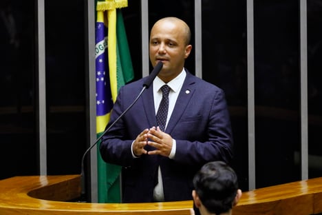 Vitor Hugo defende correligionário e pede “liberdade de ideias”