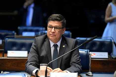 Senador Carlos Viana recebe alta após internação por Covid