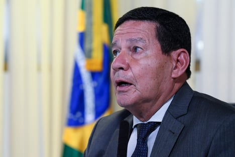 Mourão defende que quem tem condições pague por ensino público