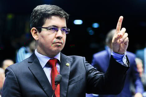 “CPI vai investigar fatos, não pessoas”, diz Randolfe Rodrigues