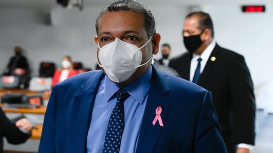 Crusoé: o Senado de costas para o Brasil