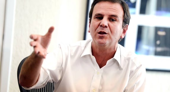 Rio vai vacinar todos com mais de 50 anos até semana que vem, diz Paes