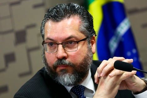 O hino de Ernesto Araújo