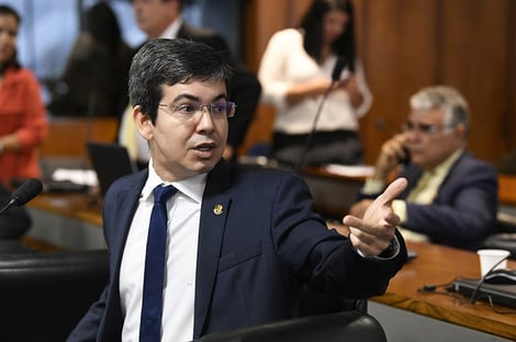 Pazuello não convenceu, diz Randolfe