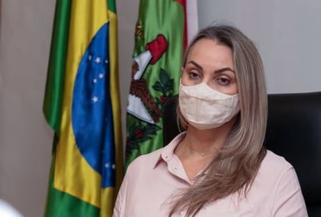 Governadora interina de SC apaga tweet em que condenava agressão a jornalistas