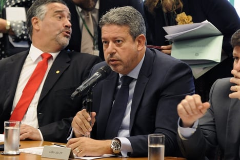 “Não é hora de paixão e de política”, diz Arthur Lira sobre vacinação