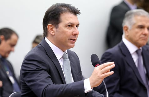Provável relator tenta justificar ausência de políticos na reforma administrativa