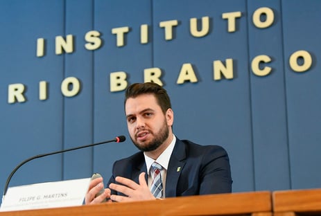 Filipe Martins alega que gesto supremacista era para ajeitar lapela do terno